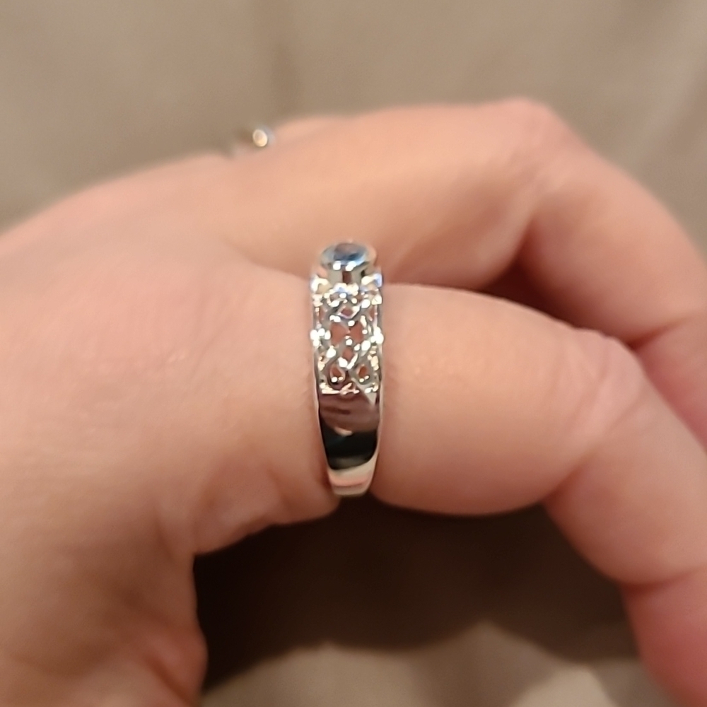 Sterling silver light blue cubic zirconia ring - Picture 2 of 7